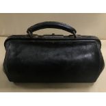 A SMALL LATE 19TH/EARLY 20TH CENTURY LEATHER GLADSTONE/DR'S BAG