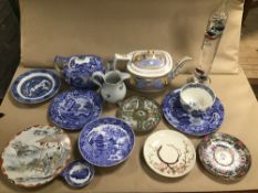 ASSORTED CERAMICS AND PORCELAIN INCLUDING WEDGWOOD WILL PATTERN SUGAR BOWL AND MORE