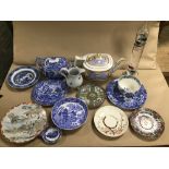 ASSORTED CERAMICS AND PORCELAIN INCLUDING WEDGWOOD WILL PATTERN SUGAR BOWL AND MORE