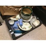 A MIXED BOX OF CHINA INCLUDING WEDGEWOOD WILLIAM II PLATE AND ROYAL COULDREN, LOVETTS LANGLEY