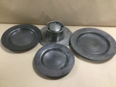 THREE EARLY PEWTER PLATES OF GRADUATING FORM, LARGEST 23CM DIAMETER, TOGETHER WITH A PEWTER INKWELL