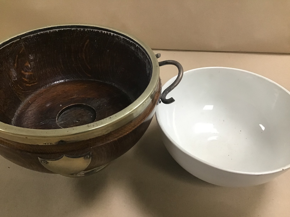 AN OAK ICE BUCKET/BOWL WITH CERAMIC LINING OF CIRCULAR FORM, SILVER PLATE MOUNTS - Image 3 of 4