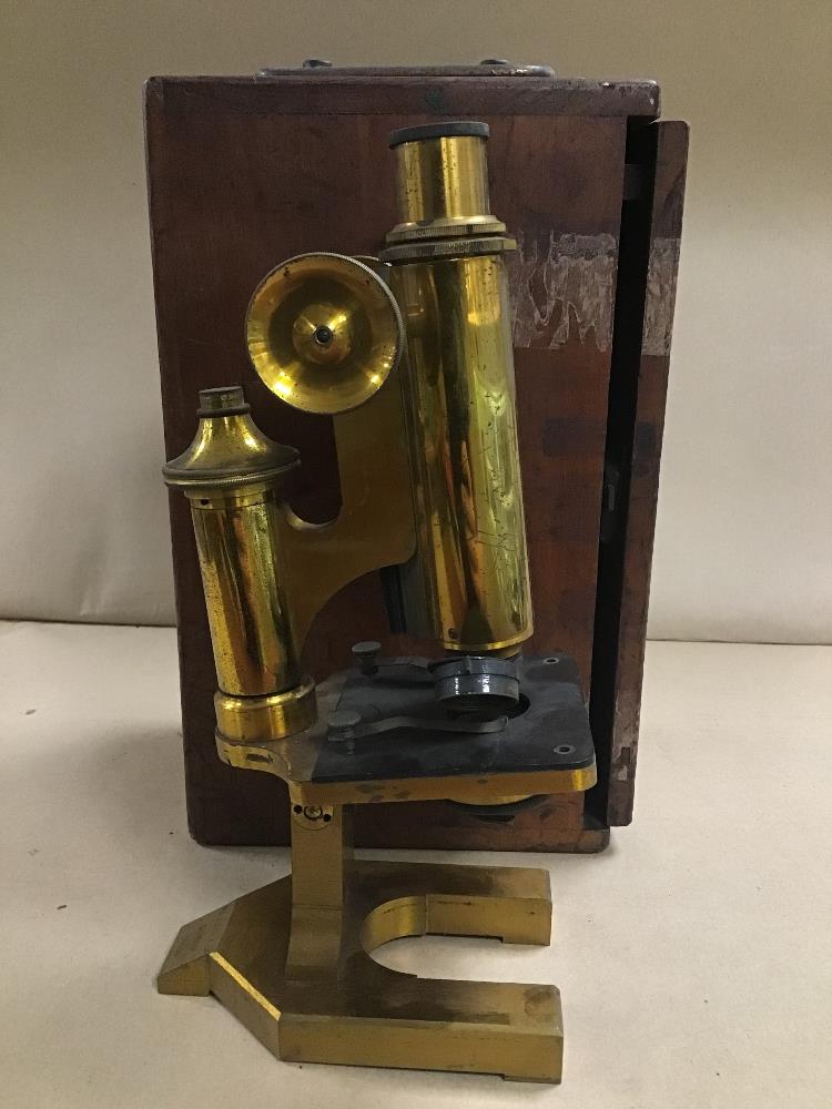 AN EARLY 20TH CENTURY BRASS MICROSCOPE BY R & J BECK LTD, LONDON, 25550, IN ORIGINAL FITTED BOX