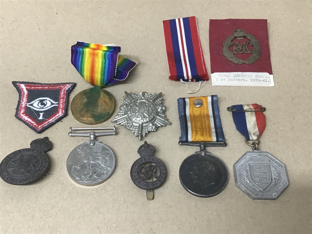 SMALL GROUP OF MILITARY BADGES AND MEDALS, INCLUDING WWI 1914-18 VICTORY MEDAL, WWI 1918 CAP