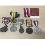 SMALL GROUP OF MILITARY BADGES AND MEDALS, INCLUDING WWI 1914-18 VICTORY MEDAL, WWI 1918 CAP