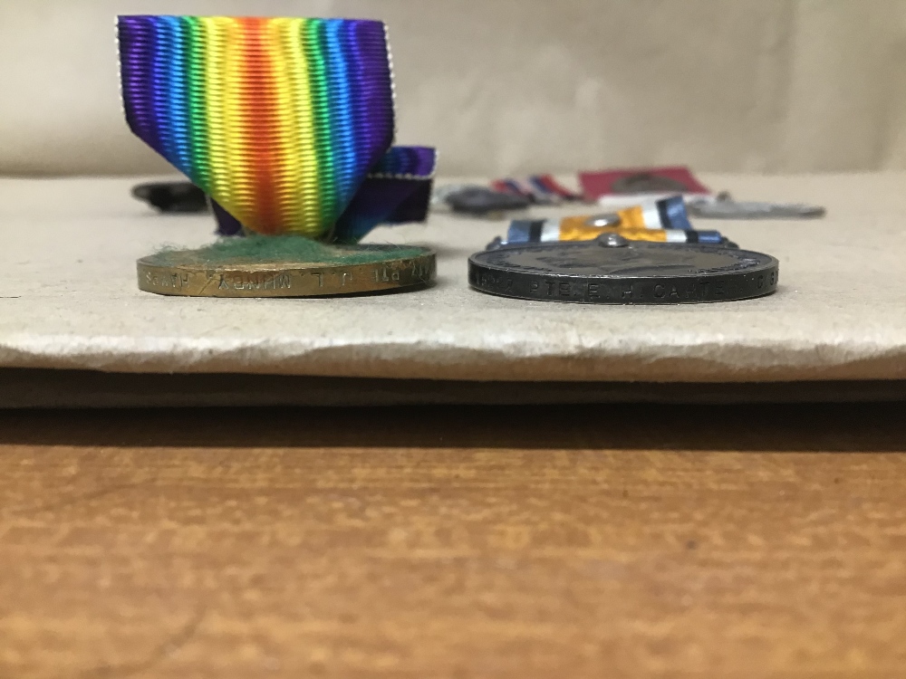 SMALL GROUP OF MILITARY BADGES AND MEDALS, INCLUDING WWI 1914-18 VICTORY MEDAL, WWI 1918 CAP - Image 7 of 7