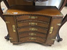 AN UNUSUAL STUDDED FIVE DRAWER UNIT WITH SIDE CUPBOARDS AND BRASS MOUNTS 60 X 30 X 50CMS A/F