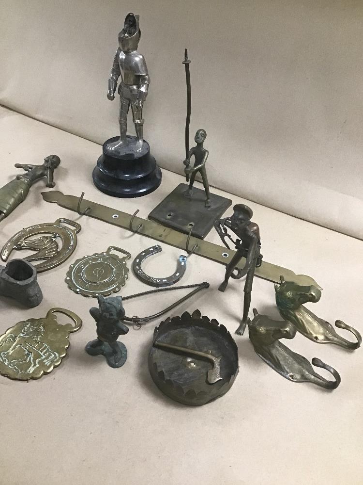 A MIXED LOT OF METALWARE, INCLUDING NOVELTY KNIGHT TABLE LIGHTER, BRASS CHESHIRE CAT DOOR KNOCKER, - Image 3 of 3