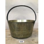 A LARGE HEAVY BRASS COOKING POT WITH SINGLE FIXED HANDLE OVER THE TOP, 31CM DIAMETER