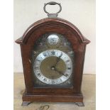 AN ELLIOT OF LONDON OAK CASED MANTLE CLOCK, THE SILVERED DIAL WITH ROMAN NUMERALS DENOTING HOURS,