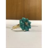 AN 18CT YELLOW GOLD LADIES RING GEM SET WITH FOUR SMALL DIAMONDS IN A CARVED TURQUOISE FLOWER, 6.6G