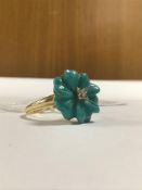 AN 18CT YELLOW GOLD LADIES RING GEM SET WITH FOUR SMALL DIAMONDS IN A CARVED TURQUOISE FLOWER, 6.6G