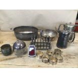 A QUANTITY OF ASSORTED SILVER PLATE, INCLUDING LARGE TOAST RACK BY WALKER AND HALL, TEA POT AND