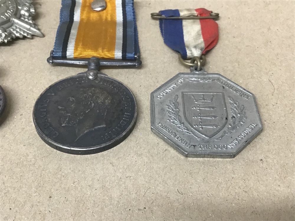 SMALL GROUP OF MILITARY BADGES AND MEDALS, INCLUDING WWI 1914-18 VICTORY MEDAL, WWI 1918 CAP - Image 2 of 7