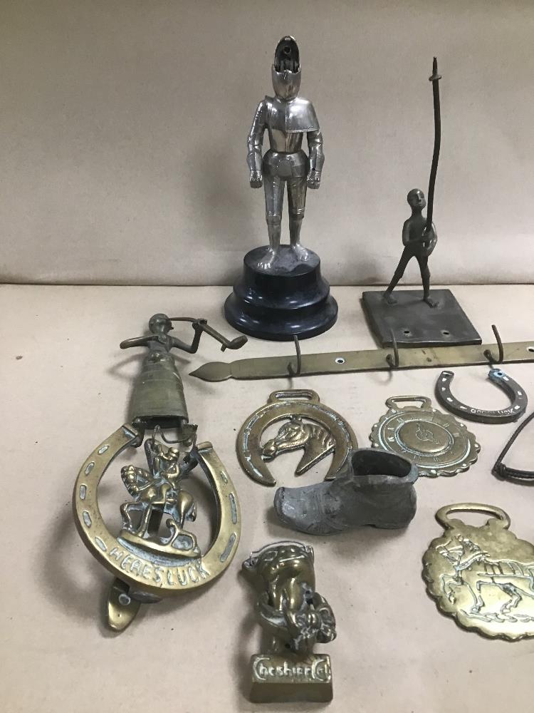 A MIXED LOT OF METALWARE, INCLUDING NOVELTY KNIGHT TABLE LIGHTER, BRASS CHESHIRE CAT DOOR KNOCKER, - Image 2 of 3