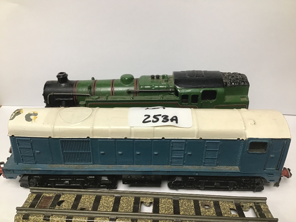 TWO HORNBY DUBLO LOCOMOTIVES, COMPRISING 3-RAIL TYPE EDL 18 AND A DIESEL LOCO D8000 - Image 2 of 2