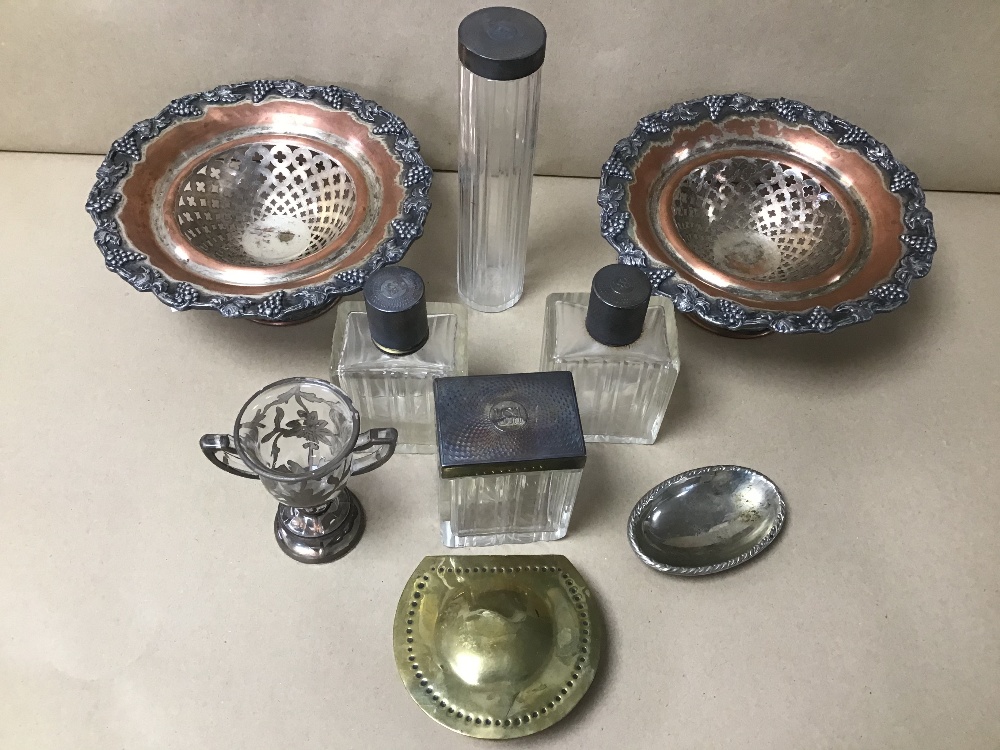 A MIXED LOT OF SILVER PLATED ITEMS INCLUDING VINTAGE GLASS BOTTLES WITH METAL TOPS - Image 2 of 6