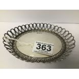 A SILVER OVAL DISH WITH PIERCED BORDERS, HALLMARKED SHEFFIELD 1930 BY LEE & WIGFULL HENRY, 52G