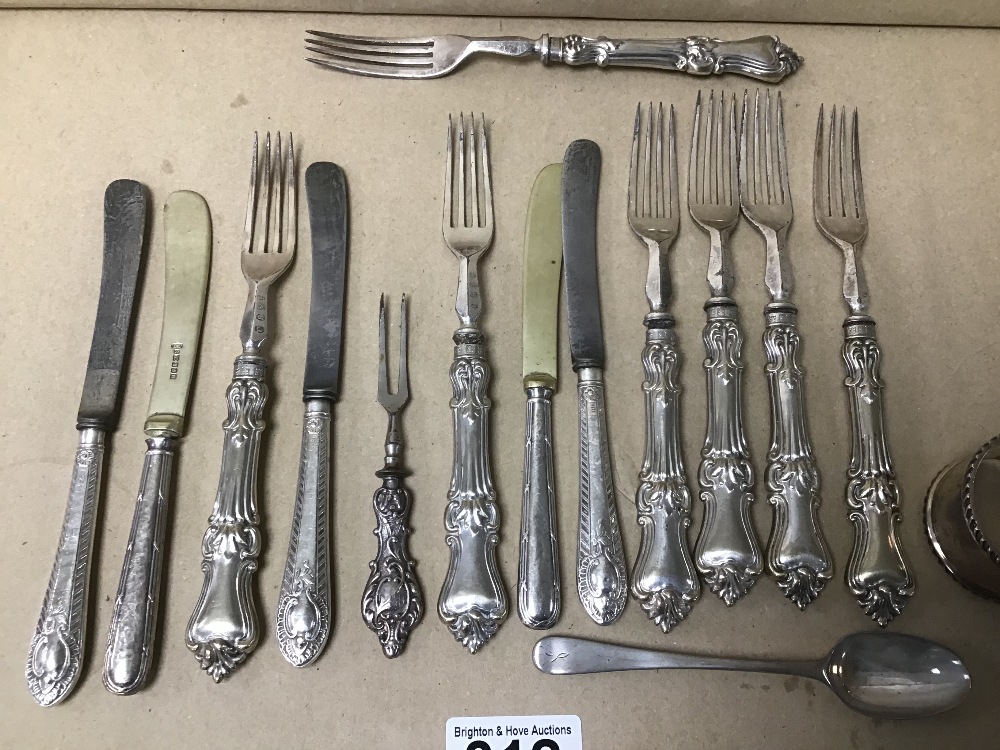 A COLLECTION OF SILVER AND SILVER PLATE HANDLED CUTLERY, TOGETHER WITH A SILVER NAPKIN RING - Bild 2 aus 4