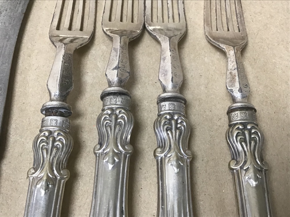 A COLLECTION OF SILVER AND SILVER PLATE HANDLED CUTLERY, TOGETHER WITH A SILVER NAPKIN RING - Bild 4 aus 4