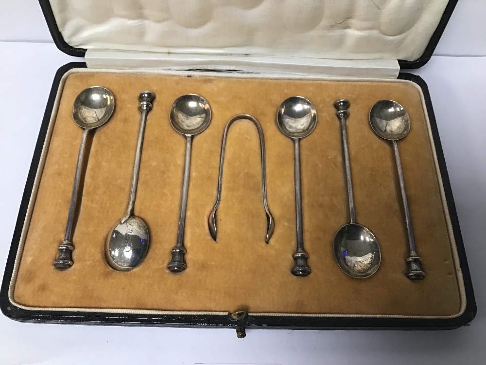 A SET OF SIX GEORGE V SILVER COFFEE SPOONS WITH SEAL LIKE ENDS, TOGETHER WITH MATCHING SUGAR - Bild 3 aus 3