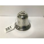 A GEORGE V SILVER INKWELL IN THE FORM OF A BELL, HALLMARKED BIRMINGHAM 1915 BY A & J ZIMMERMAN