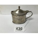 A SILVER MUSTARD POT WITH ORIGINAL BLUE GLASS LINER (AF), HALLMARKED LONDON 1914 BY GOLDSMITHS &