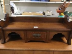 A VINTAGE WOODEN SHELF UNIT WITH A CENTER DRAW AND INLAY