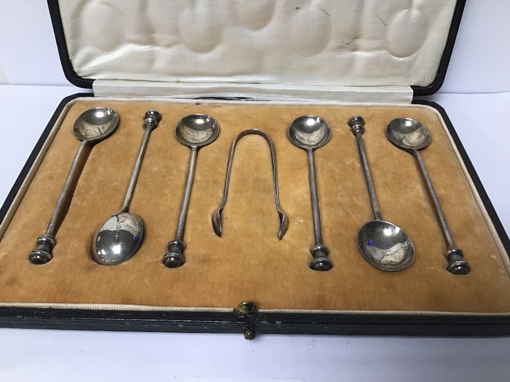A SET OF SIX GEORGE V SILVER COFFEE SPOONS WITH SEAL LIKE ENDS, TOGETHER WITH MATCHING SUGAR - Bild 2 aus 3