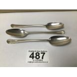 A SET OF THREE GEORGIAN SILVER TEASPOONS, MAKERS MARK WP, 35G