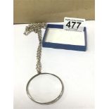 A MODERN SILVER MAGNIFYING GLASS ON LONG SILVER BELCHER CHAIN, HALLMARKED BIRMINGHM 2008 BY A J