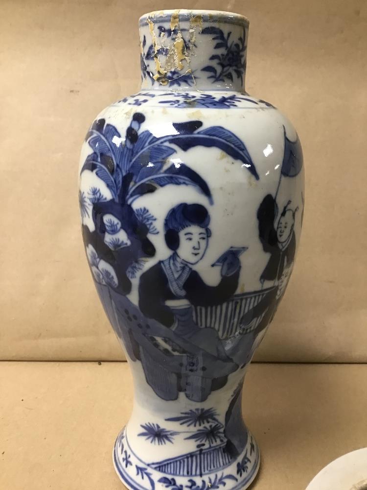 AN EARLY CHINESE BLUE AND WHITE LIDDED POT WITH CHARACTER MARKS TO THE BASE KANGXI. (AF). - Image 5 of 6