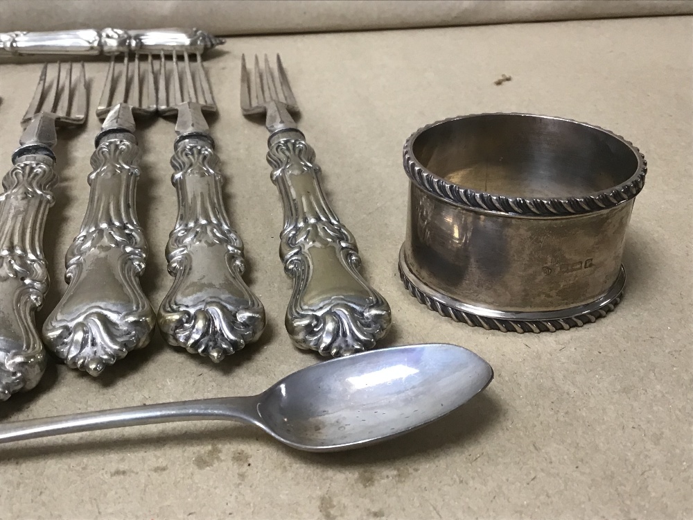 A COLLECTION OF SILVER AND SILVER PLATE HANDLED CUTLERY, TOGETHER WITH A SILVER NAPKIN RING - Bild 3 aus 4