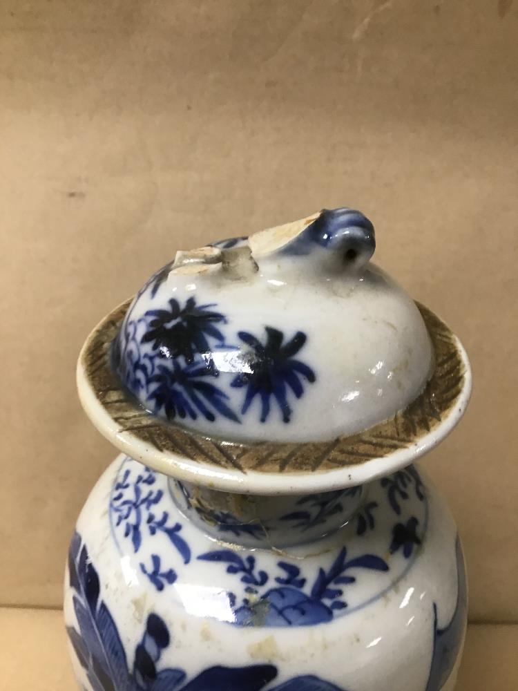 AN EARLY CHINESE BLUE AND WHITE LIDDED POT WITH CHARACTER MARKS TO THE BASE KANGXI. (AF). - Image 2 of 6