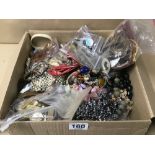 A BOX OF MIXED COSTUME JEWELLERY INCLUDING BEADS/BANGLES