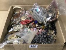 A BOX OF MIXED COSTUME JEWELLERY INCLUDING BEADS/BANGLES