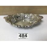 AN EDWARDIAN SILVER PIERCED AND EMBOSSED BON BON DISH OF OVAL FORM, HALLMARKED CHESTER 1905 BY