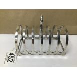 A GEORGE V SILVER SIX SLICE TOAST RACK, HALLMARKED BIRMINGHAM 1934 BY ADIE BROTHERS, 142G