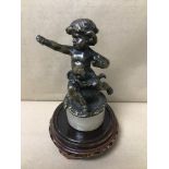 A SMALL BRONZE FIGURE OF A CHERUB, RAISED ON MARBLE BASE, 12CM HIGH