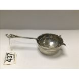 AN ORNATE SILVER TEA STRAINER WITH PIERCED HANDLE AND MATCHING STAND, HALLMARKED BIRMINGHAM 1964