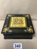 A VINTAGE LACQUERED BOX WITH FLOWER DECORATION.