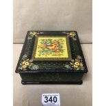 A VINTAGE LACQUERED BOX WITH FLOWER DECORATION.