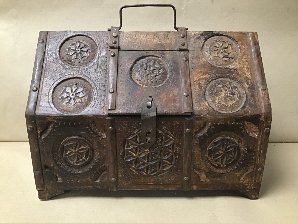 AN UNUSUAL TRIBAL ART STYLE BOX, POSSIBLY MOROCCAN, WITH HINGED LID IN ONE SECTION