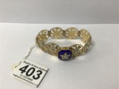 A VICTORIAN YELLOW GOLD PANEL BRACELET WITH ENGRAVED AND PIERCED DECORATION, ENAMEL "SOUVENIR"