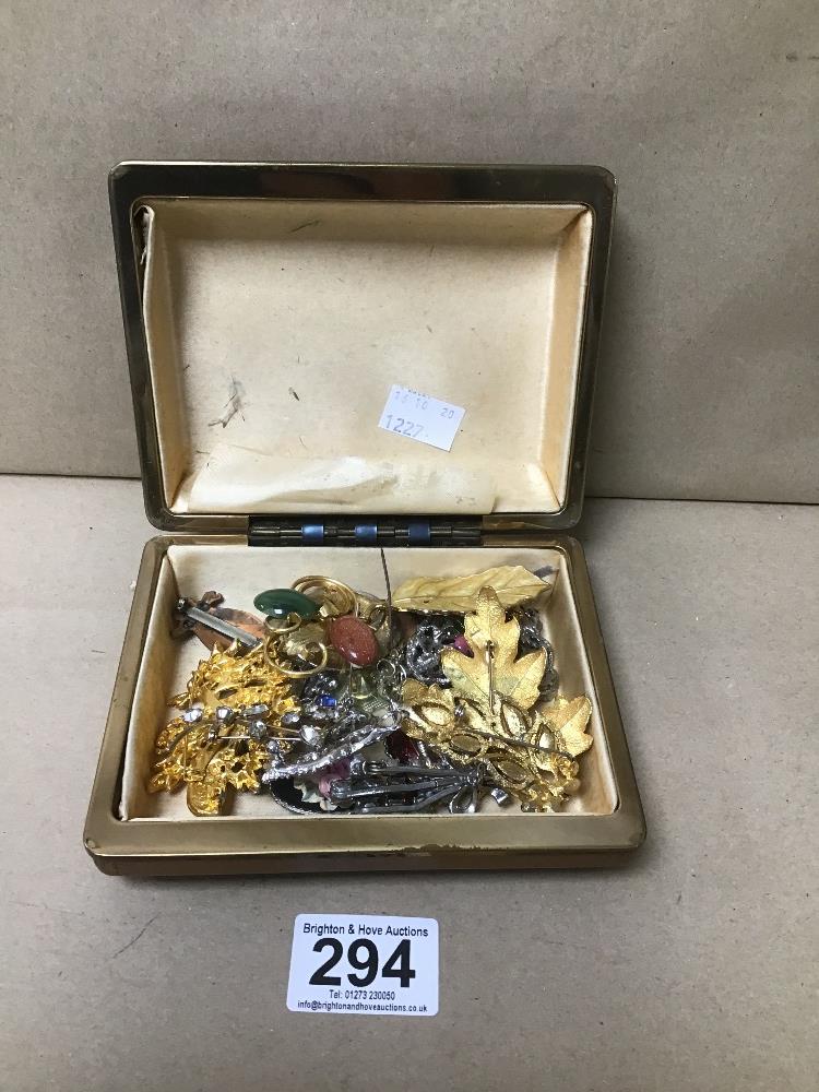 A BOX OF ASSORTED COSTUME JEWELLERY, MOSTLY BROOCHES