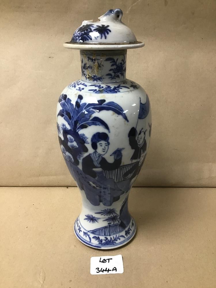 AN EARLY CHINESE BLUE AND WHITE LIDDED POT WITH CHARACTER MARKS TO THE BASE KANGXI. (AF).