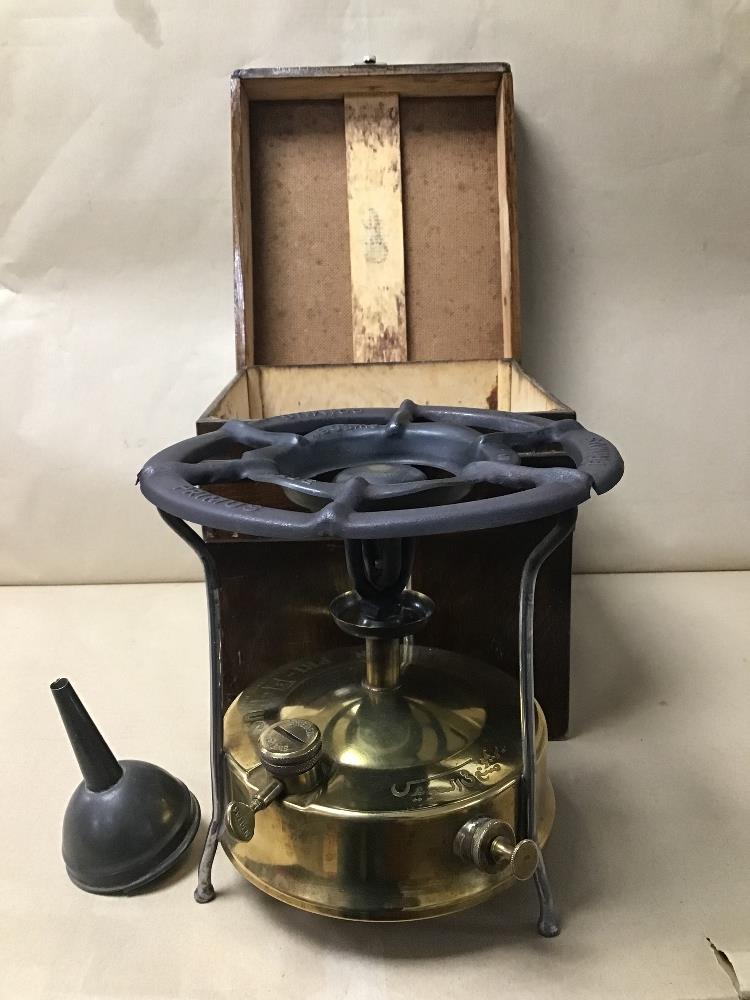 A PRIMUS BRASS GAS STOVE IN ORIGINAL BOX, MADE IN SWEDEN