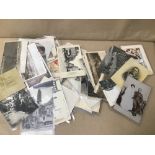A COLLECTION OF WWI POSTCARDS, INCLUDING SILKS, BATTLEFIELD SCENES INCLUDING THE SOMME AND MORE