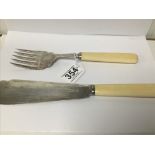 A PAIR OF SILVER FISH SERVERS WITH FAUX BONE HANDLES, HALLMARKED SHEFFIELD 1935 BY GOLDSMITHS &