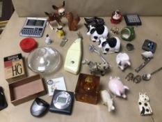 A MIXED BOX OF COLLECTABLES INCLUDING A PAIR OF CERAMIC COWS, SALT AND PEPPERS, AND A BRONZE HOUSE